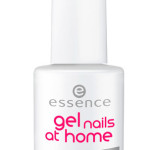 Para umas unhas com cor, aplica-se a base Peel Off, tal como na manicura francesa, seguida de um dos vernizes da marca (que se deixa secar ao ar), finalizando com o Clear Gel Top Coat (€3,99), que se seca debaixo da lâmpada LED.