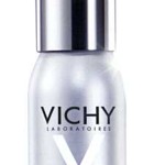 O Sérum 10, da linha Liftactiv, da Vichy tem, graças a Rhamnose e ao ácido hialurónico, um efeito anti-idade e iluminador no contorno de olhos enquanto fortalece as pestanas e as torna mais brilhantes. Em farmácias, 15 ml, €29.