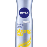Passo 6: Finalize o penteado com a laca Styling Spray Strong Hold, da Nivea, que garante uma fixação forte e de longa duração e deixa o cabelo brilhante. 250 ml, €3,99