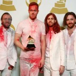 Imagine Dragons nos bastidores, com o Grammy para Melhor Atuação Rock, com a música Radioactive.