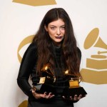Lorde com os seus dois prémios, por Melhor Canção do Ano e Melhor Atuação de Pop (‘Royals’).