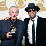 Ben Harper e Charlie Musselwhite com o Grammy para Melhor Álbum de Blues, com ‘Get Up!’.