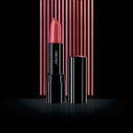 Rico e sedoso, o bâton Perfect Rouge da Shiseido, está disponível em dez novos tons. €30.