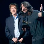 Dave Grohl e Paul MacCartney aceitam o prémio de Melhor Canção Rock, por ‘Cut Me Some Slack’.