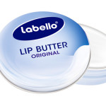 Com o creme da SOS Lip Repair, da Labello, os seus lábios vão estar hidratados e protegidos graças à sua fórmula rica em manteiga de karité e óleo de amêndoa. €2,69.