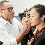 O diretor criativo de maquilhagem da Estée Lauder, Tom Pecheux, e a modelo Liu Wen.