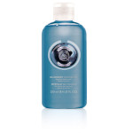 O gel de banho Blueberry Shower Gel não contém sabão e envolve a pele numa revigorante essência frutada de mirtilos. 250 ml, €6.