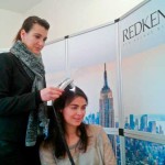 Uma das especialistas Redken a avaliar o tipo de cabelo da Teresa, membro da nossa redação.