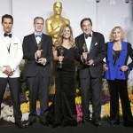 Chris Buck, Jennifer Lee e Peter Del Vecho posam com o Óscar de Melhor Filme de Animação por ‘Frozen’ com os apresentadores Matthew McConaughey e Kim Novak.