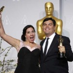 Kristen Anderson-Lopez e Robert Lopez com o Óscar de Melhor Canção Original por ‘Frozen – O Reino do Gelo’.