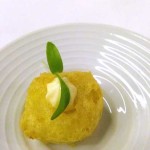 Seguiu-se um bacalhau em tempura de alho, limão confit e rebentos de coentros, por Filipe Pina.