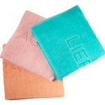 A toalha que pode adquirir na compra de dois solares Sunific, disponíveis para a campanha. Pode escolher entre azul-turquesa, salmão ou cor de laranja. São lindas!