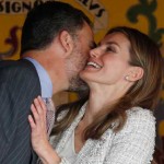 1ª Letizia e Felipe VI, nome que assumirá após a sucessão, conheceram-se em outubro de 2002, num jantar organizado por um apresentador televisivo espanhol, em Madrid. Depois de se terem cruzado na entrega dos prémios Príncipe das Astúrias, a verdadeira aproximação ter-se-á dado na sequência da tragédia ambiental do petroleiro Prestige, na Galiza. Letizia fazia a cobertura jornalística para a TVE e o príncipe interessou-se na recuperação do desastre provocado pelo derrame de crude.