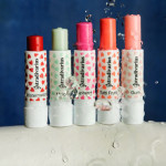 Lip glosses: em cores fortes, desde o rosa ácido ao vermelho intenso. Disponíveis em cinco cores, com embalagens originais, €3,95.