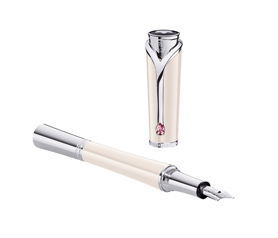Montblanc_Princesse_Grace_de_Monaco_Special_Edition_Ivory_Colour_Fountain_Pen_open