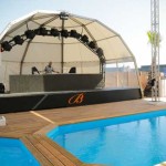 A pequena piscina e o palco onde atuam os DJs.