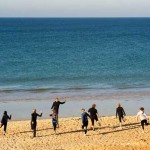 Comece a manhã com exercício físico na praia.