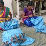 Os cachecóis foram produzidos manualmente pelas mulheres da Creative Handicrafts.