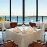 O restaurante O Terraço, localizado no primeiro piso do hotel, serve um pequeno-almoço buffet e refeições com base em produtos sazonais portugueses.