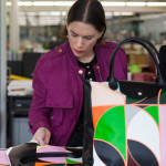 Sarah Morris no atelier da Longchamp.