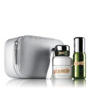 Estojo de viagem da Regenerating Collection, da La Mer, traz um creme de rosto hidratante (30 ml), um creme concentrado para o contorno dos olhos (5 ml) e um sérum regenerador (15 ml). Inclui ainda uma espátula prateada. Exclusivo El Corte Inglés. €250.