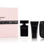 Na caixa Narciso Rodriguez for Her vem uma bolsa com lantejoulas que esconde a eau de toilette (50 ml) e o leite para o corpo (50 ml). €71.