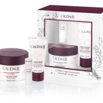 Corps Gourmand, da Caudalie, com: bálsamo para o corpo (225 ml), creme para mãos e unhas (50 ml) e bálsamo para os lábios (4,5 g). Em farmácias e parafarmácias. €22,40.