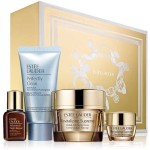 A caixa Global Anti-Aging Essentials, da Estée Lauder, vem com o creme Revitalizing Supreme (50 ml), o creme para o contorno dos olhos Revitalizing Supreme Eye (5 ml), a espuma de limpeza Perfectly Clean Cleanser (50 ml) e o famoso sérum Advanced Night Repair (15 ml). €93.