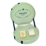 O coffret Infusion d’Iris, da Prada, traz a eau de parfum (50 ml) e o leite de corpo (100 ml). €84,95.