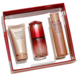 O coffret Shiseido: com a espuma de limpeza Extra Creamy Cleansing Foam (50 ml) e a loção Wrinkle Resist 24 (75 ml), ambas da linha Benefiance, e o sérum Ultimune Power Infusing Concentrate (30 ml). €88.