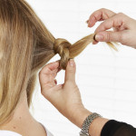 Passo 1 -Na parte de trás da cabeça, apanhe uma pequena quantidade de cabelo e faça um nó.