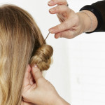 Passo 2 – Enrole o nó do cabelo junto à nuca e prenda com um gancho.