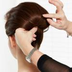 Passo 4 – Dobre o cabelo para dentro e fixe-o com um gancho, para lhe dar uma forma volumosa.