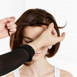 Passo 5 - Na parte da frente da cabeça, divida o cabelo em duas partes e dê um nó. Continue a fazer nós para baixo da linha da frente da cabeça, pegando em madeixas de cabelo à medida que vai elaborando a trança.