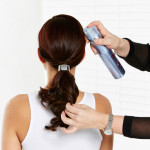 Passo 7 – Termine o penteado usando Nivea Styling Laca Diamond Gloss para fixar e dar brilho.