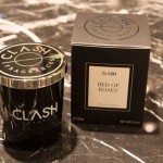 As velas da Clash apresentam-se numa elegante embalagem preta. Aqui, o aroma Bed of Roses. Preço: €20.