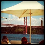 Café Junto ao rio Tejo.