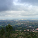 A serra do Montejunto eleva-se a 666 metros de altitude.