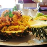 Khao ób sap-pa-road (ananás recheado com galinha, camarão e arroz frito).