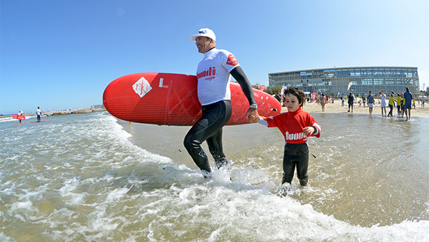 Quer aprender a fazer surf com McNamara?