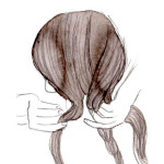Com as duas seções laterais de cabelo solto e com a seção do meio já entrançada, faça uma nova trança, não muito firme, e prenda a extremidade com um elástico.