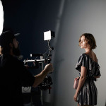 Arizona Muse nos bastidores da campanha Pinko P/V16.