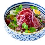 Salada Niçoise com atum fresco, azeitona galega e tomate cherry