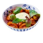 Salada de Tomate e burrata, vinagre balsâmico e manjericão fresco