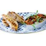 Sardinhas grelhadas em molho de tomate picante e azeitona galega