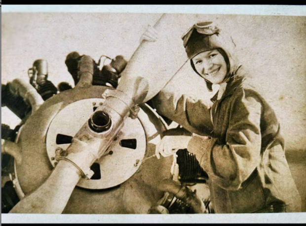 Joana Foto de Cena piloto de aviões nos anos 30. Novela Éramos 6PNG