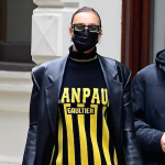 Irina Shaik rendida as calças de pele da Mango