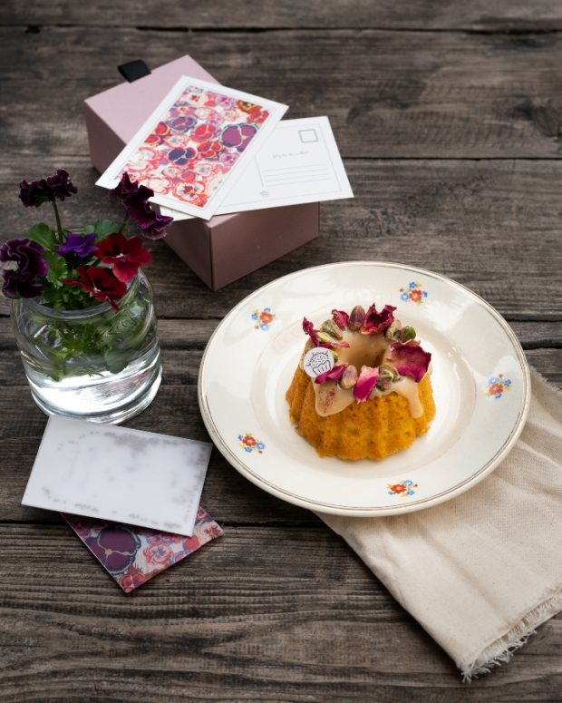 Mini-bolo de cenoura com cobertura de brigadeiro de chocolate branco, pistacho e rosas_10€