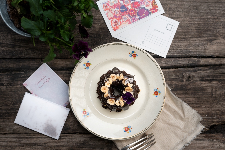 Mini-bolo de chocolate com cobertura de brigadeiro tradicional com avelãs_10€