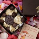 Caixa de mini-brigadeiros, rosas de chocolate branco, tradicional e caramelo e mini-corações de chocolate com a placa Feliz Dia da Mãe, €25